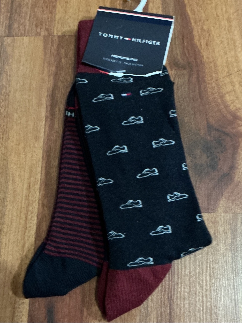 Tommy Hilfiger Black & Burgundy Men's Crew Socks - 2 Pack nwt
